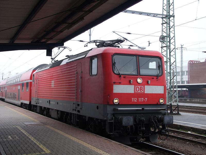 112 117 - mit RegionalExpress-Linie RE 2 - in Cottbus  (4.Apr 2012)