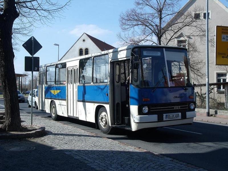 Ikarus 260 - DD VK 402 - in Weinbhla, am Zentralgasthof (100 Jahre Busverkehr im Meiner Land)