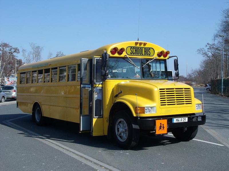 US-School-Bus - Typ Thomas - MW R 29 - (Wagen 2290) - in Meien, Busbahnhof (100 Jahre Busverkehr im Meiner Land)(24.Mrz 2012)