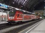 160 Dostos-Steuerwagen, der S-Bahn Dresden - in Dresden Hbf, es schiebt 143 883